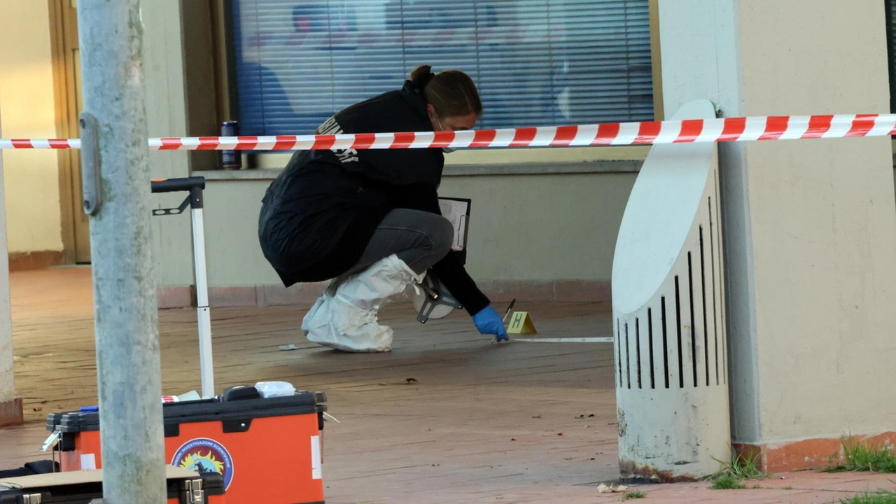 La scientifica dei carabinieri a caccia di tracce utili in via Tintori. A sinistra, la cerimonia con la famiglia La scientifica dei carabinieri a caccia di tracce utili in via Tintori. A sinistra, la cerimonia con la famiglia