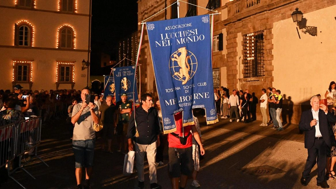 Sopra la processione ai tempi nostri e, a destra, negli anni settanta Sopra la processione ai tempi nostri e, a destra, negli anni settanta