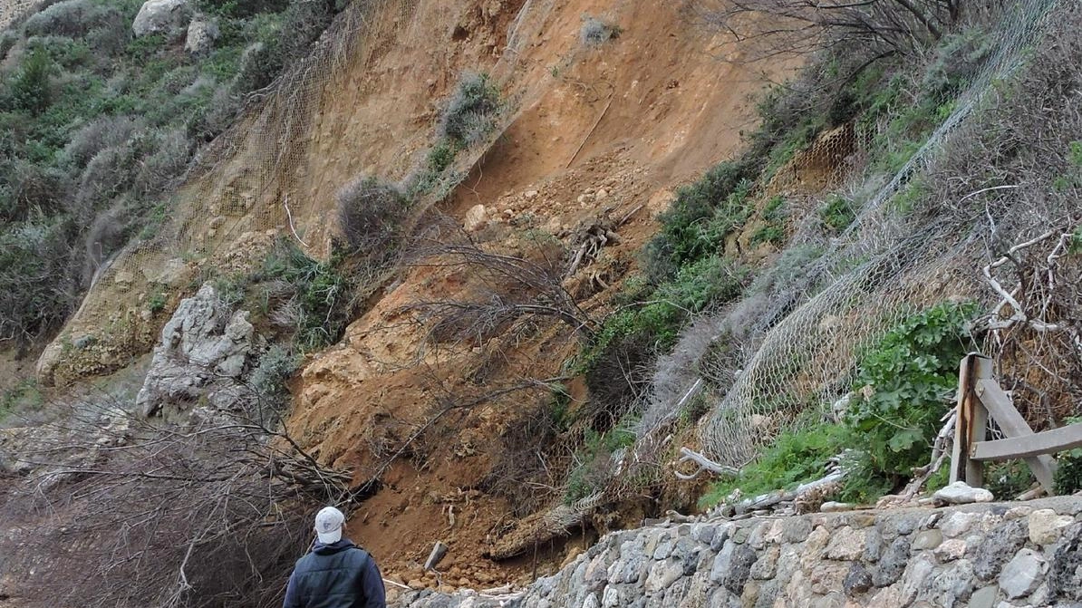La frana dopo le ingenti piogge dei giorni scorsi, il materiale terroso è caduto su una parte della spiaggetta del Cannone, molto frequentata d’estate La frana dopo le ingenti piogge dei giorni scorsi, il materiale terroso è caduto su una parte della spiaggetta del Cannone, molto frequentata d’estate