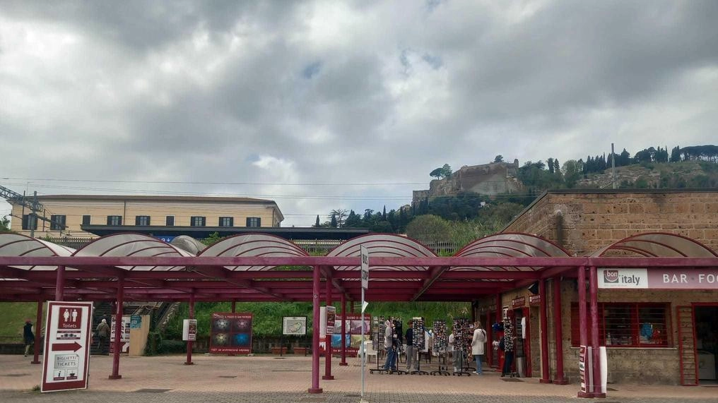 Orvieto, al momento,. si trova a non aver più la disponibilità dei bagni pubblici in un luogo centrale per il turismo con decine di pullman che ogni giorno fanno scalo nel piazzale sotto la stazione ferroviaria Orvieto, al momento,. si trova a non aver più la disponibilità dei bagni pubblici in un luogo centrale per il turismo con decine di pullman che ogni giorno fanno scalo nel piazzale sotto la stazione ferroviaria