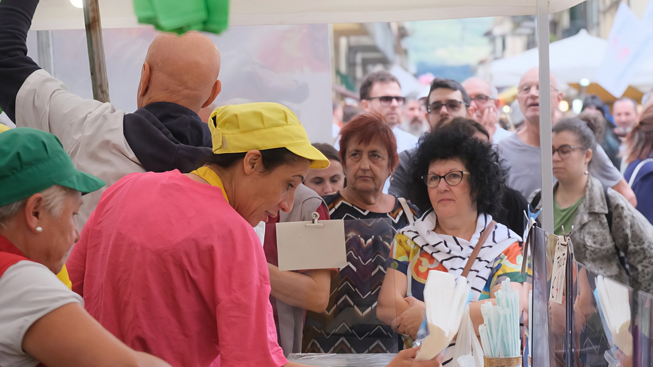 Un ambulante preso d’assalto dai visitaori della fiera Un ambulante preso d’assalto dai visitaori della fiera