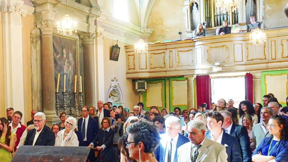 Nella chiesa parrocchiale di Lucignana dedicata a Santo Stefano si è svolto il matrimonio tra la scrittrice e il suo compagno di vita e di avventure letterarie. Ospite d’onore la "Libreria sopra la Penna". Nella chiesa parrocchiale di Lucignana dedicata a Santo Stefano si è svolto il matrimonio tra la scrittrice e il suo compagno di vita e di avventure letterarie. Ospite d’onore la "Libreria sopra la Penna".