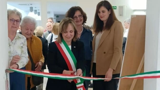 La sindaca Susanna Cenni taglio il nastro per l’inaugurazione della mostra con le bandiere per la pace La sindaca Susanna Cenni taglio il nastro per l’inaugurazione della mostra con le bandiere per la pace