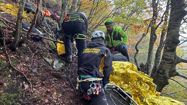 Alcune immagini relative ai tre interventi di soccorso che hanno caratterizzato la giornata di ieri nei boschi della Montagna Pistoiese: la conta finale parla di un morto e due feriti Alcune immagini relative ai tre interventi di soccorso che hanno caratterizzato la giornata di ieri nei boschi della Montagna Pistoiese: la conta finale parla di un morto e due feriti