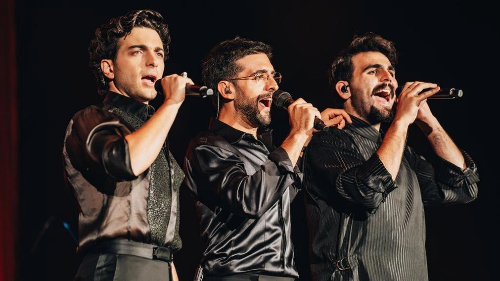 Il Volo durante un’esibizione: domani sera si esibiranno al Mandela Forum rubando il mantello agli eroi che popolano il loro ultimo album “Ad Astra” Il Volo durante un’esibizione: domani sera si esibiranno al Mandela Forum rubando il mantello agli eroi che popolano il loro ultimo album “Ad Astra”
