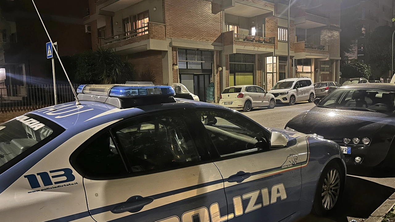 La polizia di fronte all'appartamento dove è avvenuta la grave aggressione. Grosseto è sotto choc per la vicenda (Foto Aprili)
