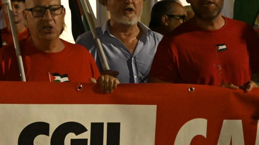 MASSA Una grandissima partecipazione alla fiaccolata per la pace organizzata dalla nostra Diocesi, che ha avuto il merito di raccogliere migliaia... MASSA Una grandissima partecipazione alla fiaccolata per la pace organizzata dalla nostra Diocesi, che ha avuto il merito di raccogliere migliaia...