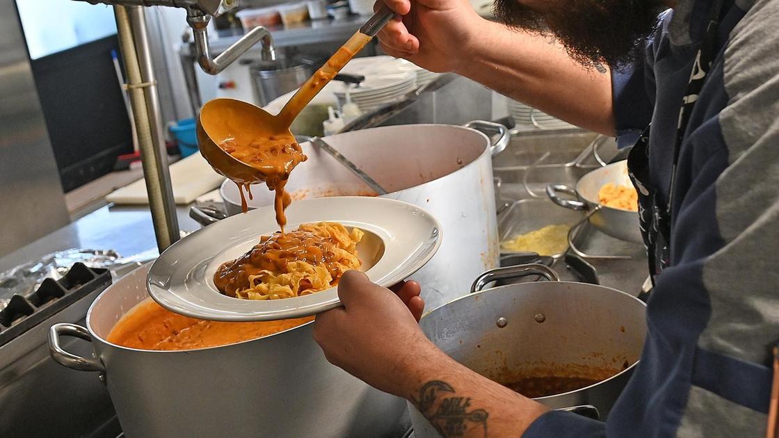 Ristoranti, scatta l’allarme. Manca personale di cucina: "Nessuno viene ai colloqui" Ristoranti, scatta l’allarme. Manca personale di cucina: "Nessuno viene ai colloqui"