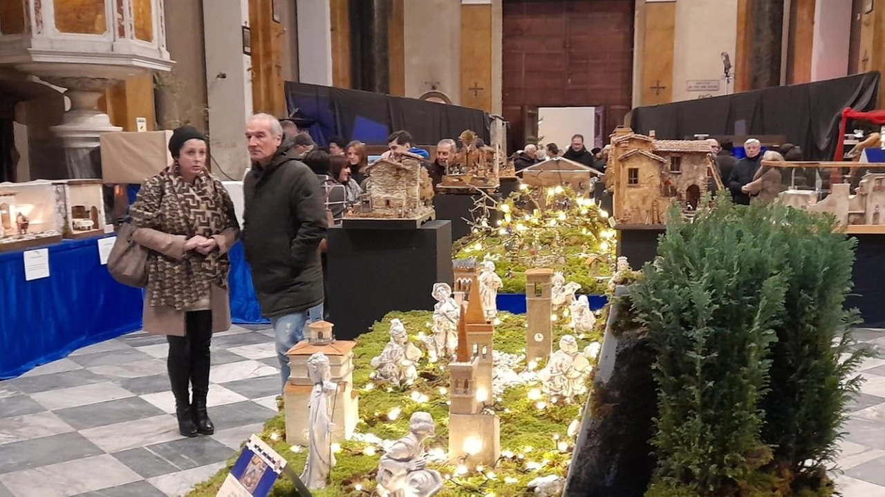 Oltre a un numeroso pubblico, tante le autorità presenti al taglio del nastro, fra le quali il sindaco. Innocenti e monsignor Rapaccini Oltre a un numeroso pubblico, tante le autorità presenti al taglio del nastro, fra le quali il sindaco. Innocenti e monsignor Rapaccini