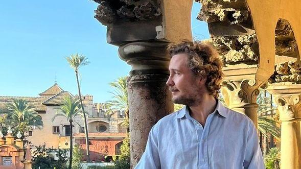 https://www.lanazione.it/image-service/view/acePublic/alias/contentid/OWMxYjEwMDMtOWZiMS00/0/da-napoli-alla-versilia-caruso-junior-si-racconta-vivere-qui-e-un-regalo.jpeg?f=16:9&w=1200&h=630