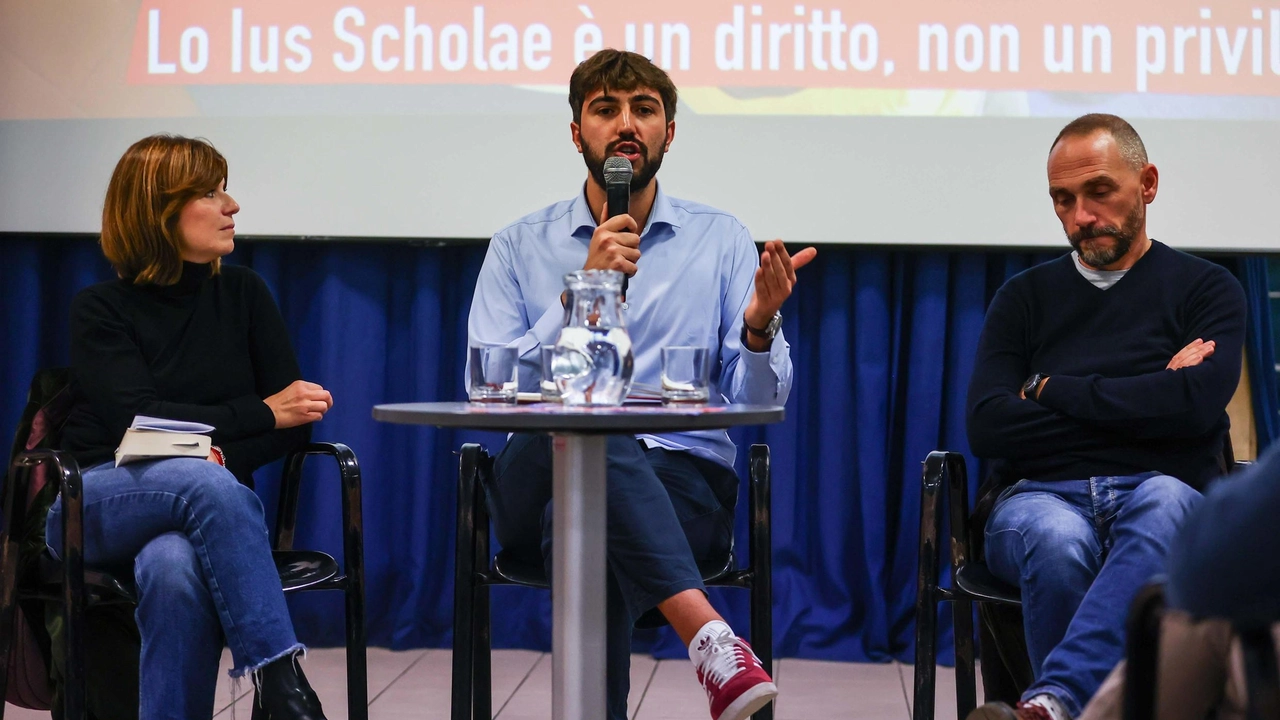 Da sinistra: Brenda Barnini, Gianni Bagnoli ed Emiliano Fossi durante l’incontro sullo Ius Scholae al circolo Arci di Avane Da sinistra: Brenda Barnini, Gianni Bagnoli ed Emiliano Fossi durante l’incontro sullo Ius Scholae al circolo Arci di Avane