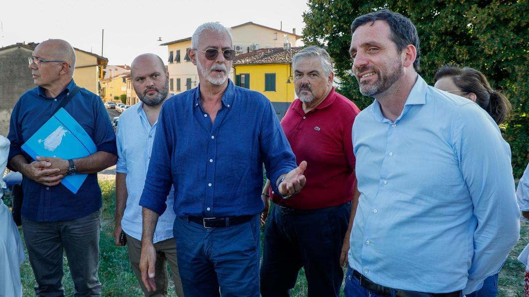 https://www.lanazione.it/image-service/view/acePublic/alias/contentid/OWMyNmZjY2EtMGZiMC00/0/tomasi-in-visita-battute-e-frecciate-lascolto-dei-comitati-e-cruciale.jpeg?f=16:9&w=1200&h=630