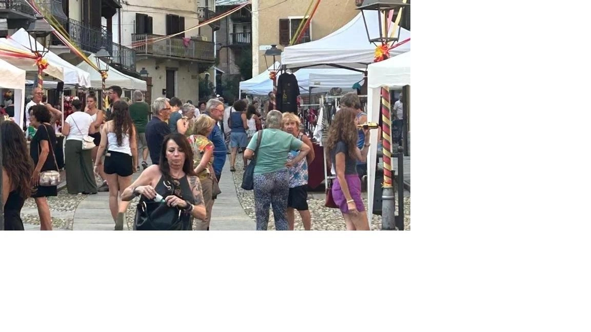 Gente a passeggio nelle vie durante l’estate. 24 famiglie hanno scelto di vivere a Cantagallo, partecipando al bando della Regione «Residenzialità in montagna 2024», che prevede un contributo da 10 a 30mila euro per chi decide acquistare una casa Gente a passeggio nelle vie durante l’estate. 24 famiglie hanno scelto di vivere a Cantagallo, partecipando al bando della Regione «Residenzialità in montagna 2024», che prevede un contributo da 10 a 30mila euro per chi decide acquistare una casa