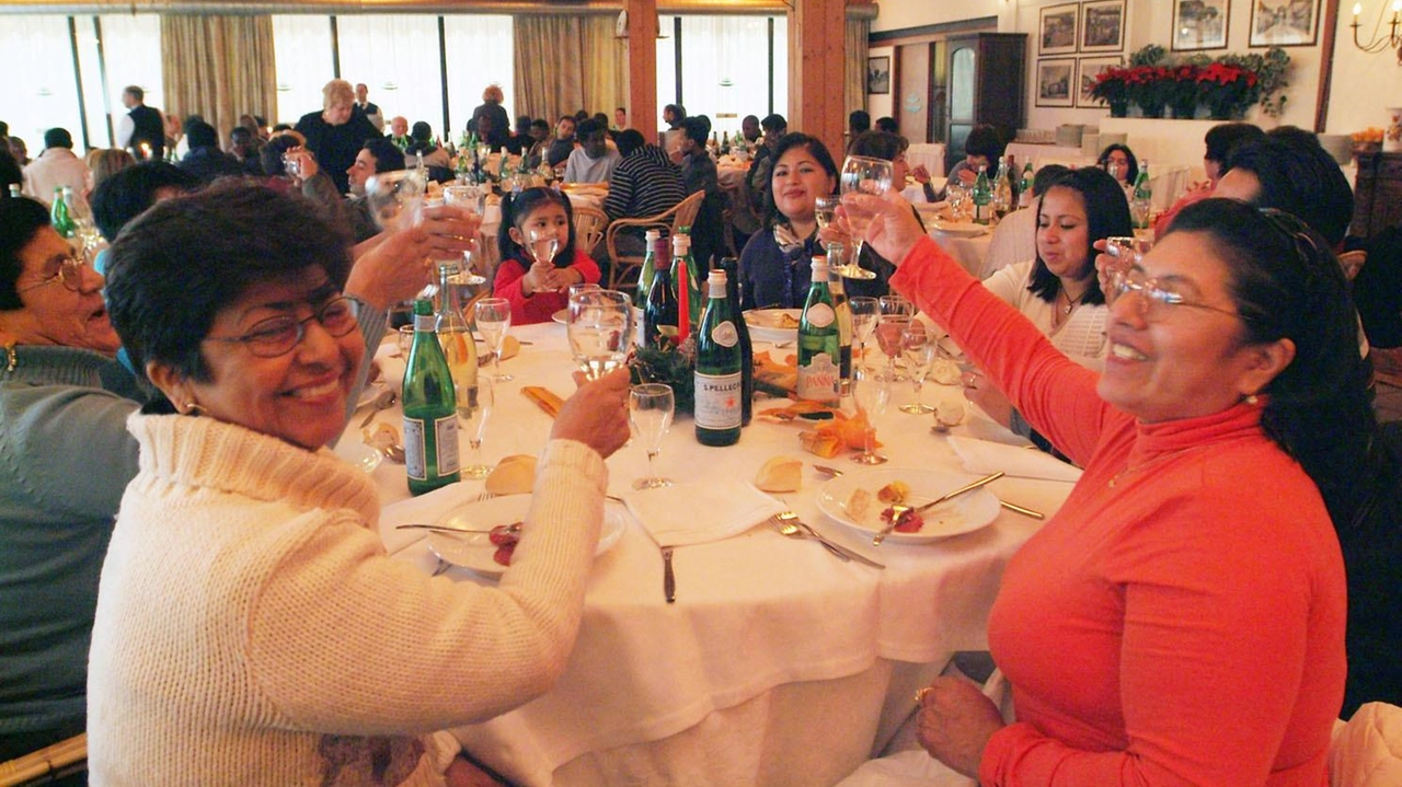 Un cenone dell’ultimo dell’anno in un ristorante (foto di archivio) Un cenone dell’ultimo dell’anno in un ristorante (foto di archivio)