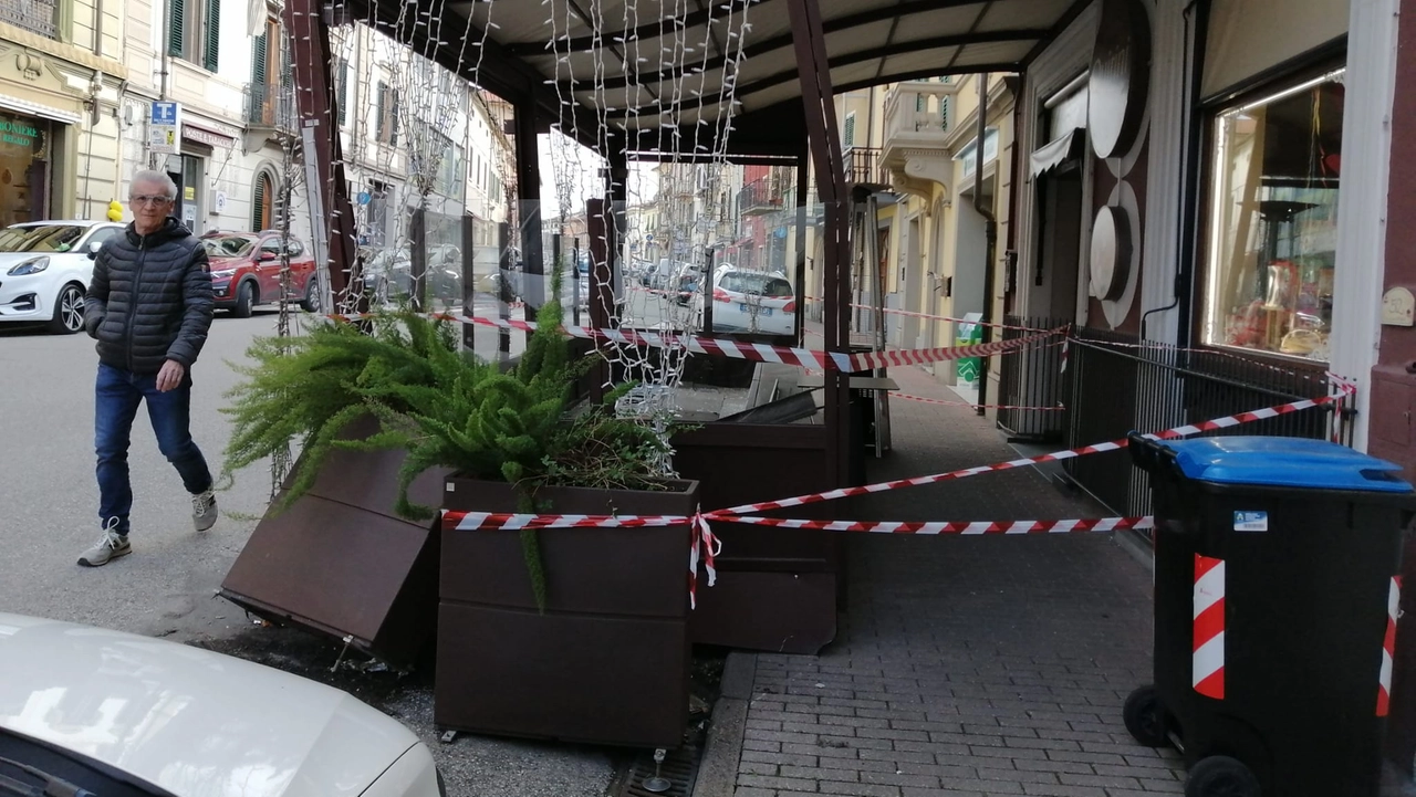 I danni al dehor dopo l'incidente I danni al dehor dopo l'incidente