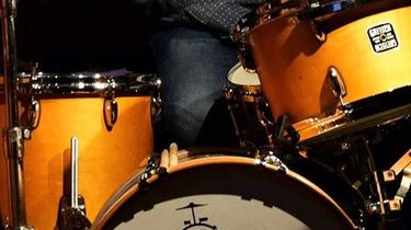 ProximaMusic arricchisce il proprio staff con il batterista Giovanni Paolo Liguori, esperto di jazz e musica moderna. Offrirà corsi personalizzati per tutte le età, sottolineando i benefici fisici e mentali della batteria. Le lezioni di prova si terranno fino al 28 settembre. ProximaMusic arricchisce il proprio staff con il batterista Giovanni Paolo Liguori, esperto di jazz e musica moderna. Offrirà corsi personalizzati per tutte le età, sottolineando i benefici fisici e mentali della batteria. Le lezioni di prova si terranno fino al 28 settembre.