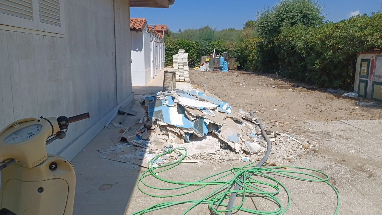Proseguono i lavori per sistemare le strutture della spiaggia comunale di levante Proseguono i lavori per sistemare le strutture della spiaggia comunale di levante