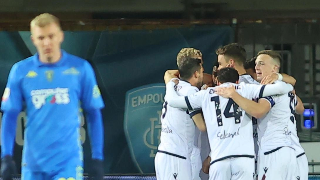 Da sinistra, la conclusione di Solbakken parata da Skorupski nel primo tempo, la bella coreografia della Maratona e la delusione dei giocatori azzurri dopo il 3-0