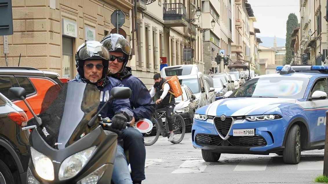 I “Falchi“ insospettiti da un furgone, poi il blitz in casa in via Bolognese I “Falchi“ insospettiti da un furgone, poi il blitz in casa in via Bolognese