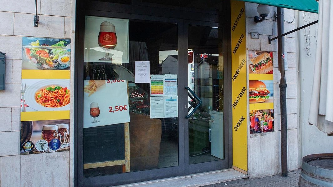 La Questura ha emesso un provvedimento di chiusura di dieci giorni per il bar Mago Merlino in via Toti 21 (foto Goiorani) La Questura ha emesso un provvedimento di chiusura di dieci giorni per il bar Mago Merlino in via Toti 21 (foto Goiorani)