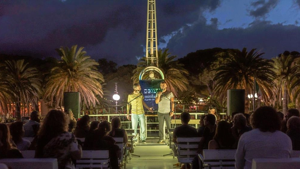 Si parte alle 19.30 dalla Passeggiata Morin per una ‘Crociera di poesia’ che durerà un paio d’ore, ascoltando componimenti in versi e degustando un. aperitivo Si parte alle 19.30 dalla Passeggiata Morin per una ‘Crociera di poesia’ che durerà un paio d’ore, ascoltando componimenti in versi e degustando un. aperitivo