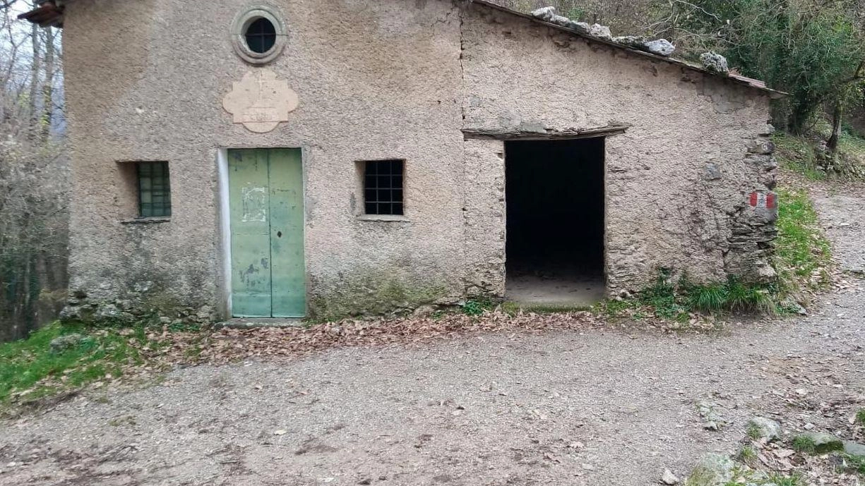 L’oratorio di San Rocco sull’alpeggio di Pomezzana da tantissimi anni versa in uno stato di degrado e abbandono