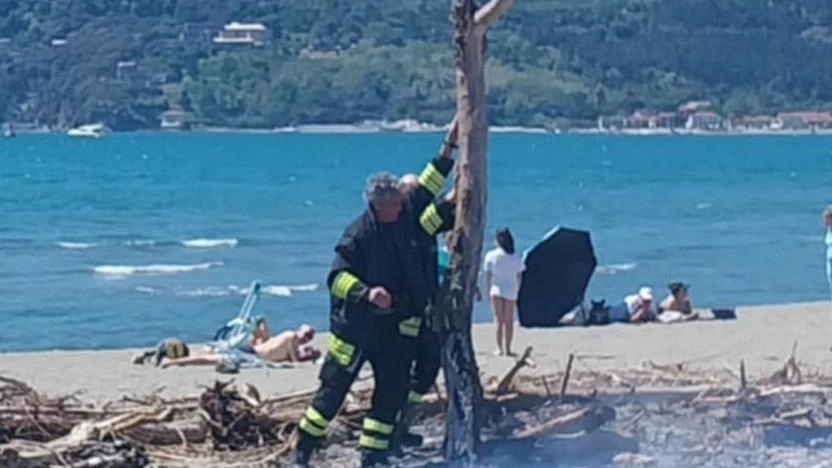 L’intervento dei vigili del fuoco per contenere il ritorno di fiamma L’intervento dei vigili del fuoco per contenere il ritorno di fiamma