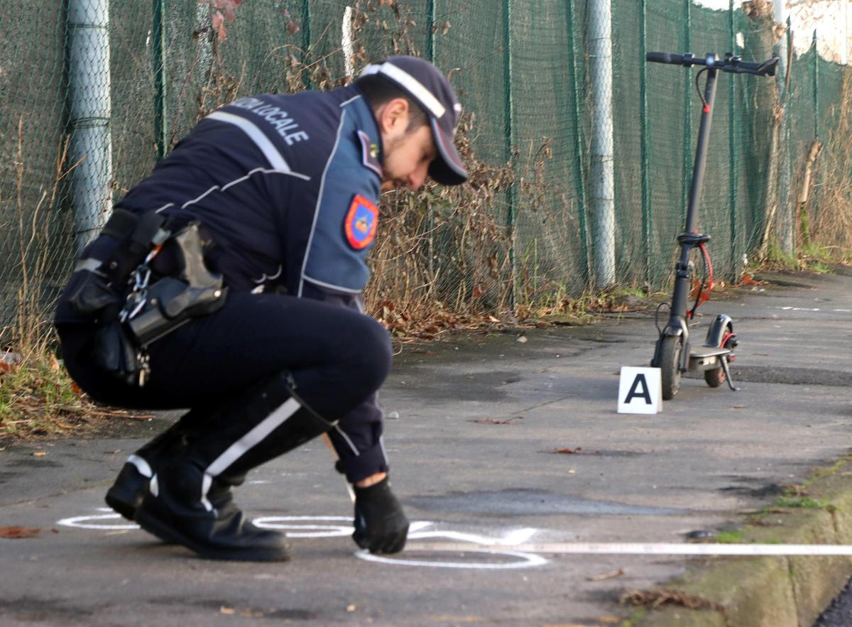 Scontro auto monopattino. Investito un 52enne è gravissimo in ospedale Scontro auto monopattino. Investito un 52enne è gravissimo in ospedale