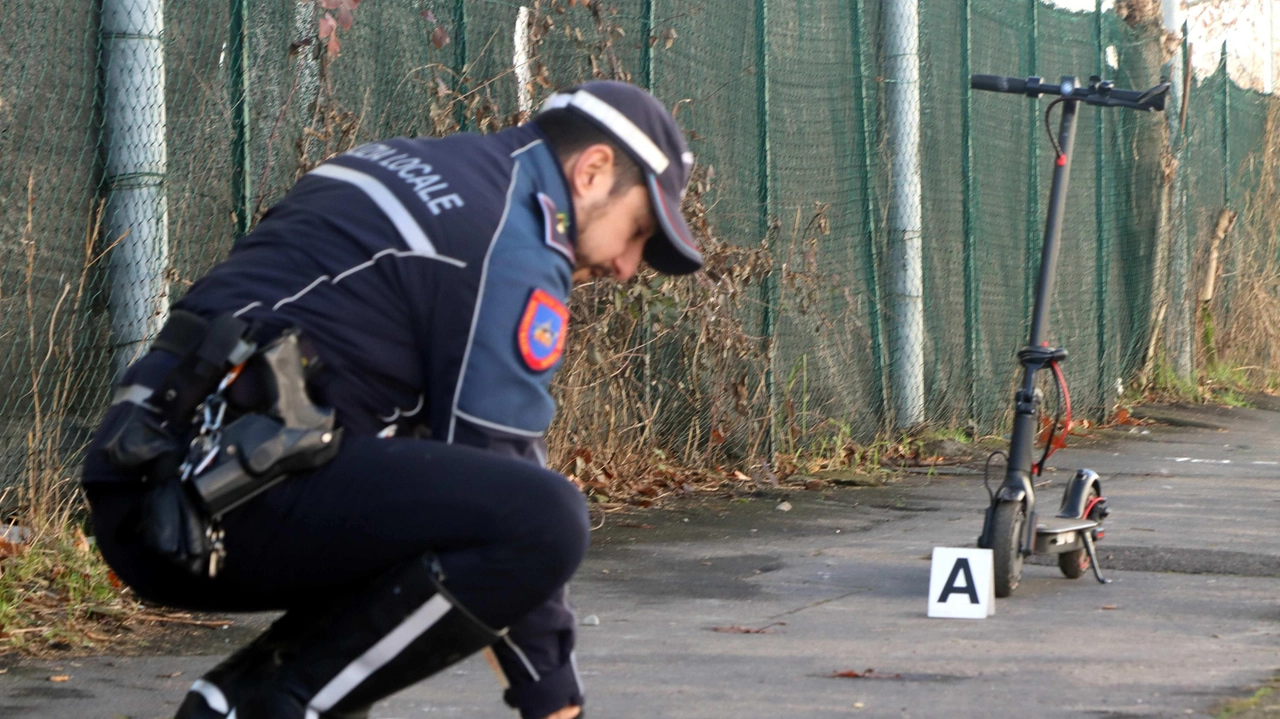 La donna al volante della Smart si è subito fermata. Indagini della polizia municipale. L’incidente ieri intorno alle 13 sul viale Bonaini: l’uomo è ricoverato in prognosi riservata. La donna al volante della Smart si è subito fermata. Indagini della polizia municipale. L’incidente ieri intorno alle 13 sul viale Bonaini: l’uomo è ricoverato in prognosi riservata.