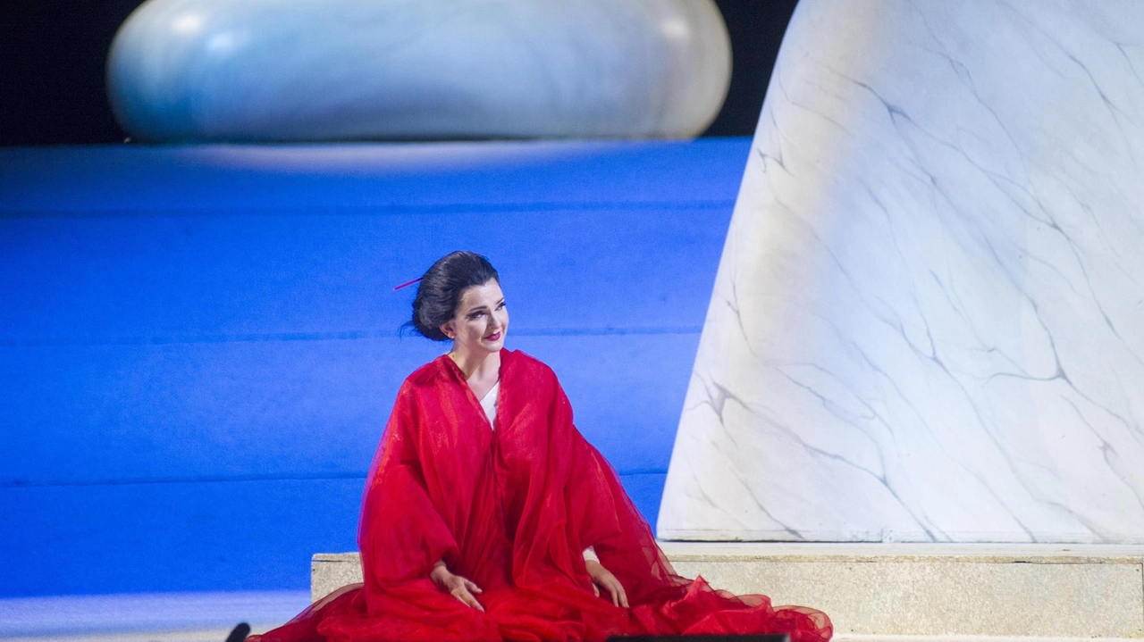 Stasera nei panni di Cio Cio San farà il suo debutto il soprano Marina Medici per l’ultima di questa edizione Stasera nei panni di Cio Cio San farà il suo debutto il soprano Marina Medici per l’ultima di questa edizione