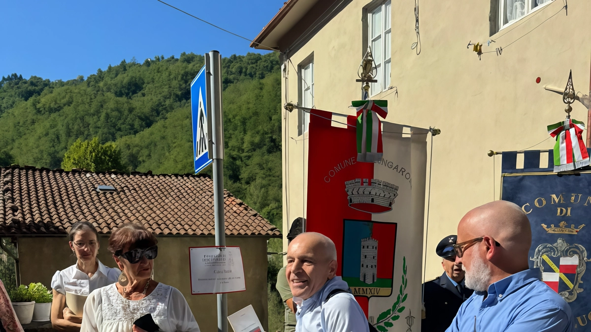 Bagni di Lucca ha ricordato la figura del poeta e maestro per generazioni di ragazzi Bagni di Lucca ha ricordato la figura del poeta e maestro per generazioni di ragazzi