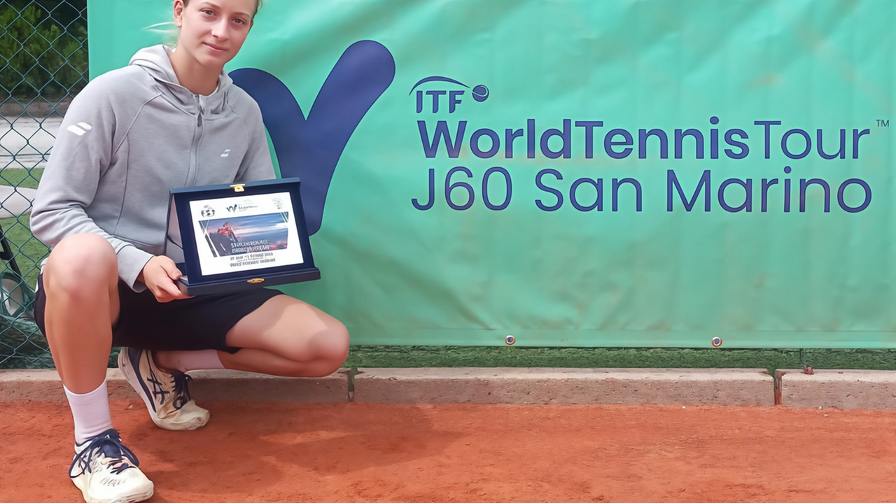 Sveva Fumagalli posa sulla terra rossa del torneo vinto a San Marino Sveva Fumagalli posa sulla terra rossa del torneo vinto a San Marino