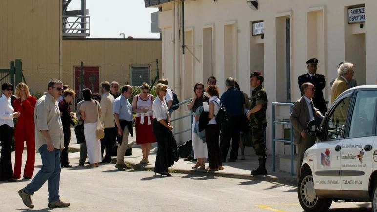 Nicoletta Fabio apprezza gli impegni del viceministro Bignami e parla di "opportunità per il territorio". L’ira di Gugliotti: "Sono indignato. Si parla di investimenti e di infrastrutture senza coinvolgere il Comune". Nicoletta Fabio apprezza gli impegni del viceministro Bignami e parla di "opportunità per il territorio". L’ira di Gugliotti: "Sono indignato. Si parla di investimenti e di infrastrutture senza coinvolgere il Comune".