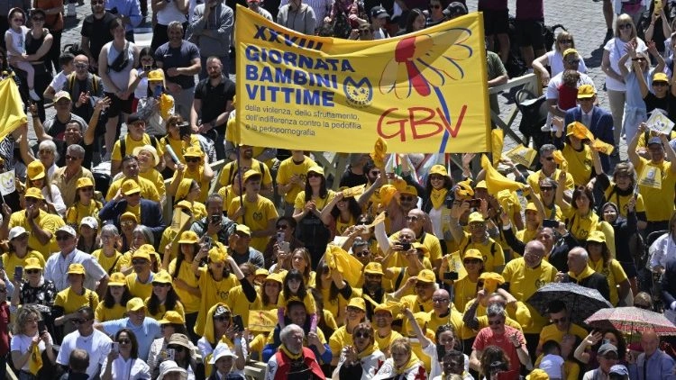 L’associazione Mater in Piazza San Pietro a Roma per un corteo anti pedofilia L’associazione Mater in Piazza San Pietro a Roma per un corteo anti pedofilia