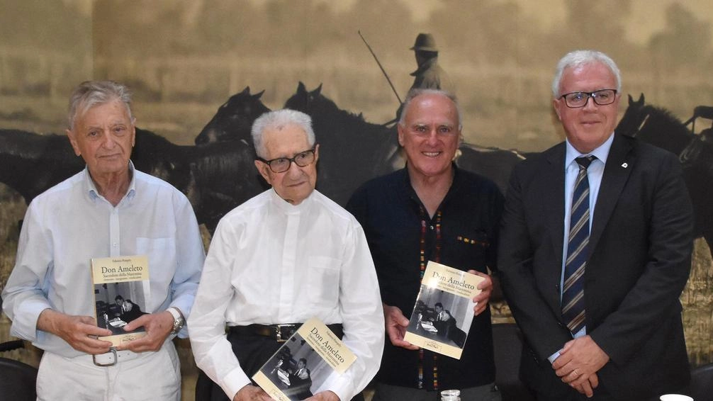 Un momento della presentazione del libro ‘Don Ameleto. Sacerdote della Maremma’ avvenuta. ieri nella sede di Corso Carducci di Banca Tema Un momento della presentazione del libro ‘Don Ameleto. Sacerdote della Maremma’ avvenuta. ieri nella sede di Corso Carducci di Banca Tema