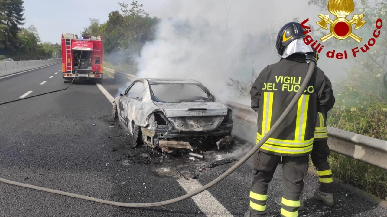 L'auto in fiamme sul raccordo