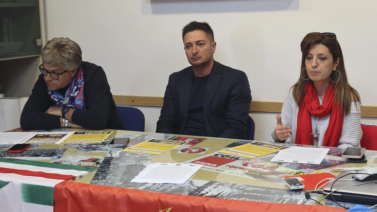 Da sinistra Massimo Martini, segretario Uilm Siena, Giuseppe Cesarano, segretario Fim Cisl Siena, e Daniela Miniero, leader della Fiom Cgil di Siena: i sindacati saranno di nuovo al ministero il 2 aprile