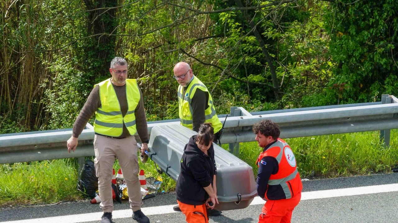 L’incidente avvenuto tra i caselli di Ceparana e di Brugnato, nei pressi di Montedivalli. Andrea Ussi, giovane centauro di Carrara, non ce l’ha fatta. Indagini sulla dinamica .