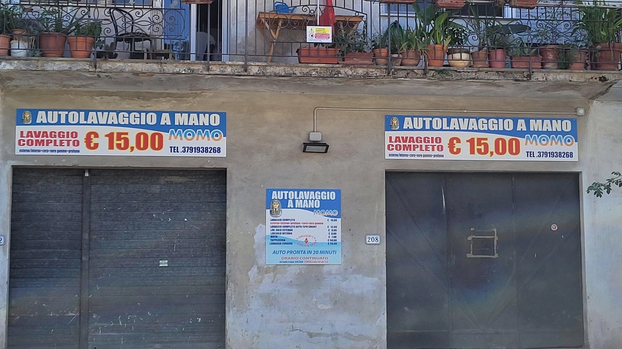 L’attività di autolavaggio in via Cantore fermata dalla Polizia Municipale perché non in regola con le necessarie autorizzazioni (foto Alcide) L’attività di autolavaggio in via Cantore fermata dalla Polizia Municipale perché non in regola con le necessarie autorizzazioni (foto Alcide)