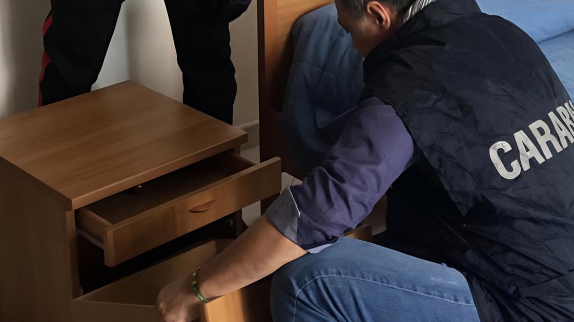 Blitz in casa: c’erano droga e soldi in contanti Blitz in casa: c’erano droga e soldi in contanti