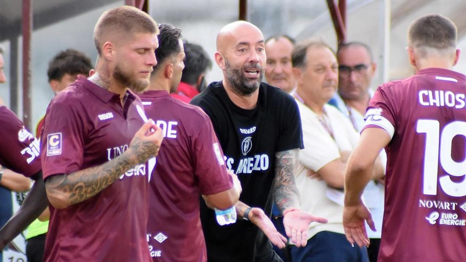 Le indicazioni alla squadra di Cristian Bucchi, 47 anni, allenatore dell’Arezzo Le indicazioni alla squadra di Cristian Bucchi, 47 anni, allenatore dell’Arezzo