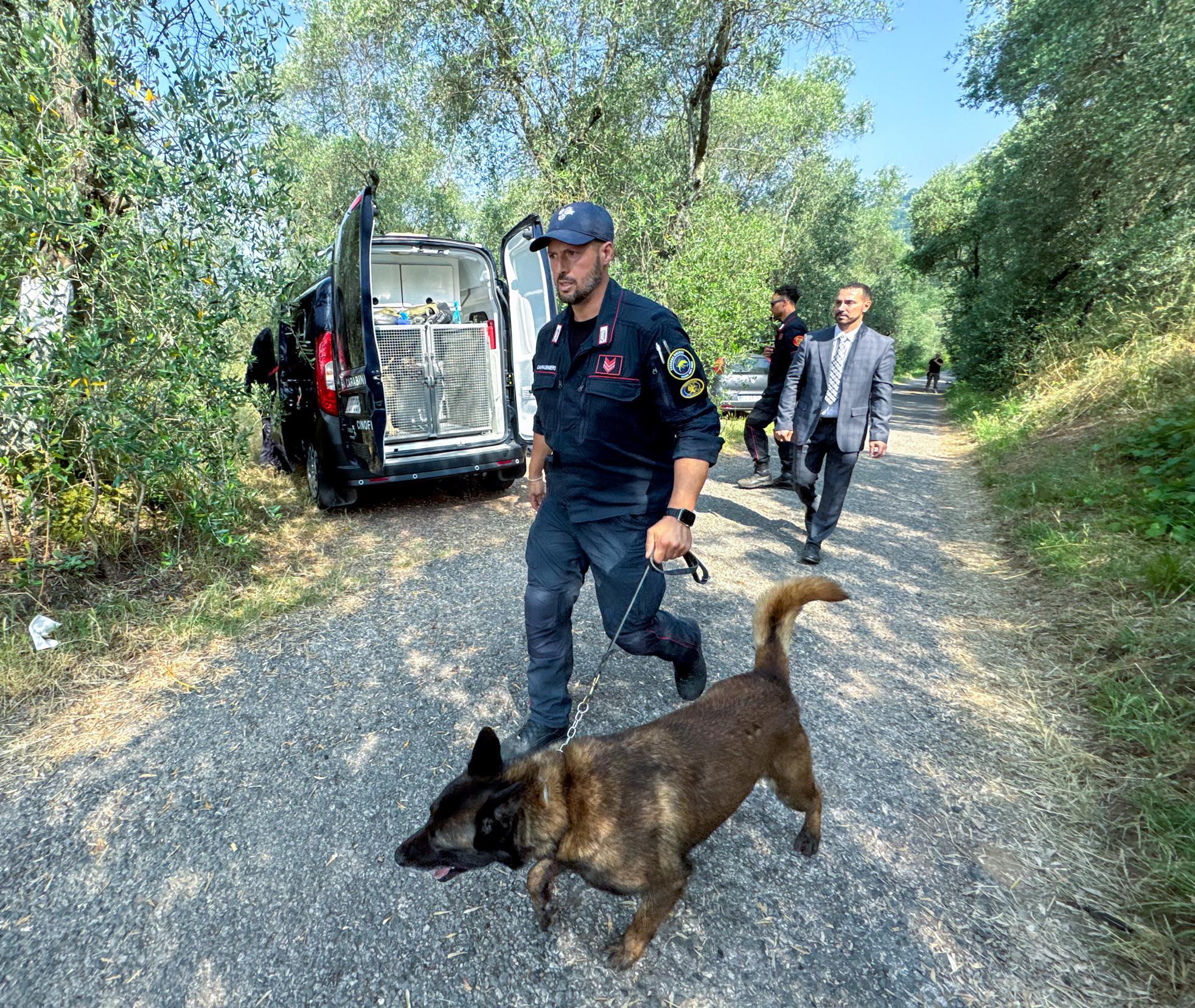 si scava nel giardino del killer trovati frammenti e tracce potrebbero esserci altre vittime