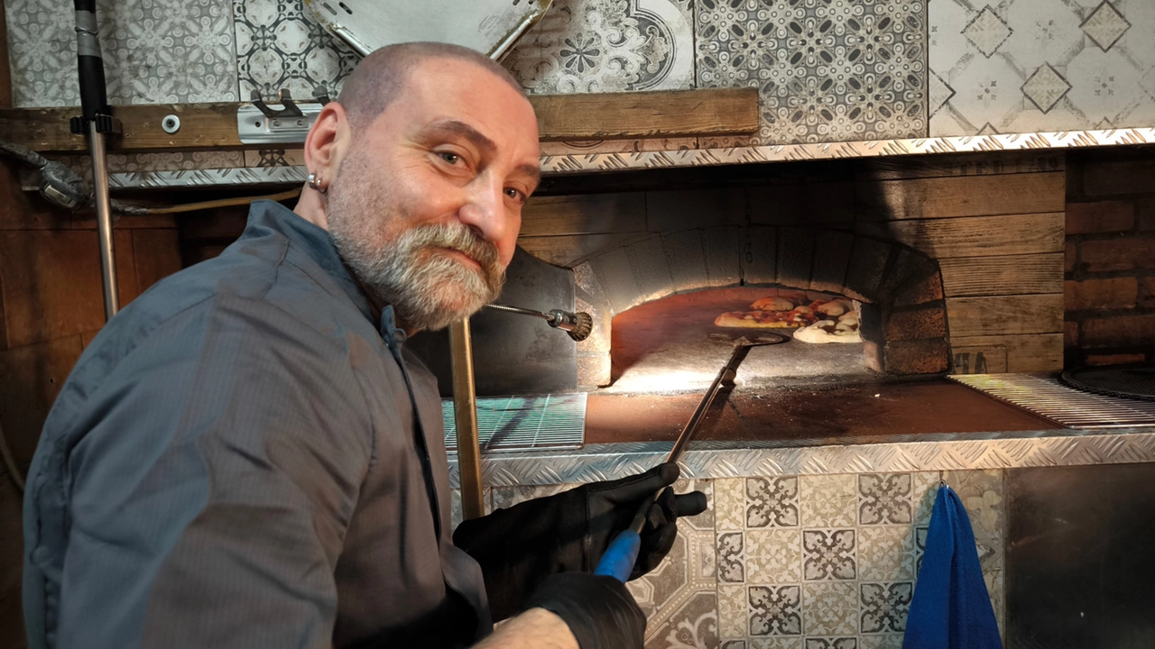 Leandro Lenoci, titolare del ristorante pizzeria Antichi Sapori di via Filicaia si occupa della preparazione delle pizze