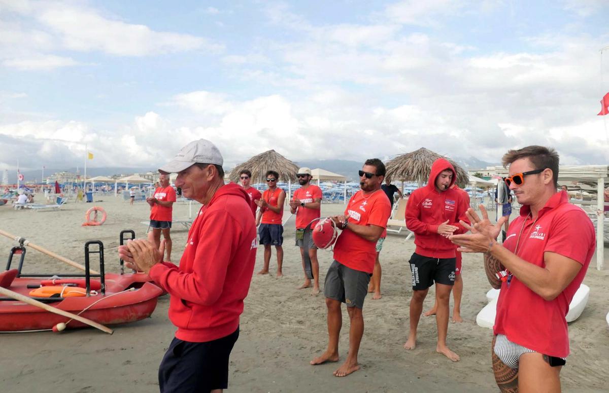 Fischi nel vento, applausi e l’abbraccio sul patino. L’addio a Lorenzo davanti al suo mare Fischi nel vento, applausi e l’abbraccio sul patino. L’addio a Lorenzo davanti al suo mare