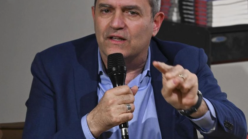 L’ex sindaco di Napoli presenta il suo nuovo libro oggi alla Giunti Odeon