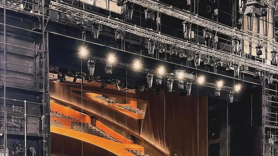 Professionisti al lavoro all'Accademia del Maggio Musicale Fiorentino