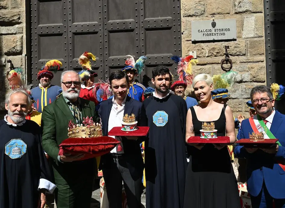 Premi Marzocco a Mazzoni e Dika. Due corone dipinte a mano per mantenere viva la tradizione