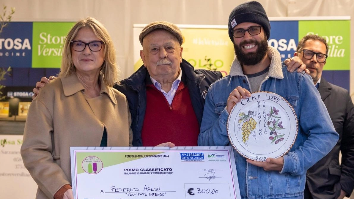 La premiazione del «Miglior Olio Fruttato Intenso» con. Federico Arezu Il suo olio proveniente da Capriglia ha conquistato i palati della giuria La premiazione del «Miglior Olio Fruttato Intenso» con. Federico Arezu Il suo olio proveniente da Capriglia ha conquistato i palati della giuria