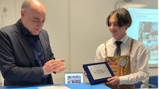 Gli allievi della Scuola dei Mestieri di Ecipa Umbria presentano documentari sul calcio femminile e il cioccolato, dimostrando eccellenza e impegno nel loro percorso formativo. Gli allievi della Scuola dei Mestieri di Ecipa Umbria presentano documentari sul calcio femminile e il cioccolato, dimostrando eccellenza e impegno nel loro percorso formativo.