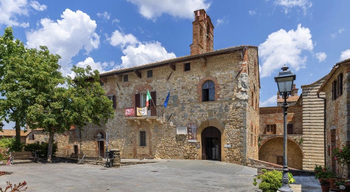 https://www.lanazione.it/image-service/view/acePublic/alias/contentid/OWQ1OGMzMTUtNGVmNC00/0/lucignano-piazza-del-tribunale.jpeg